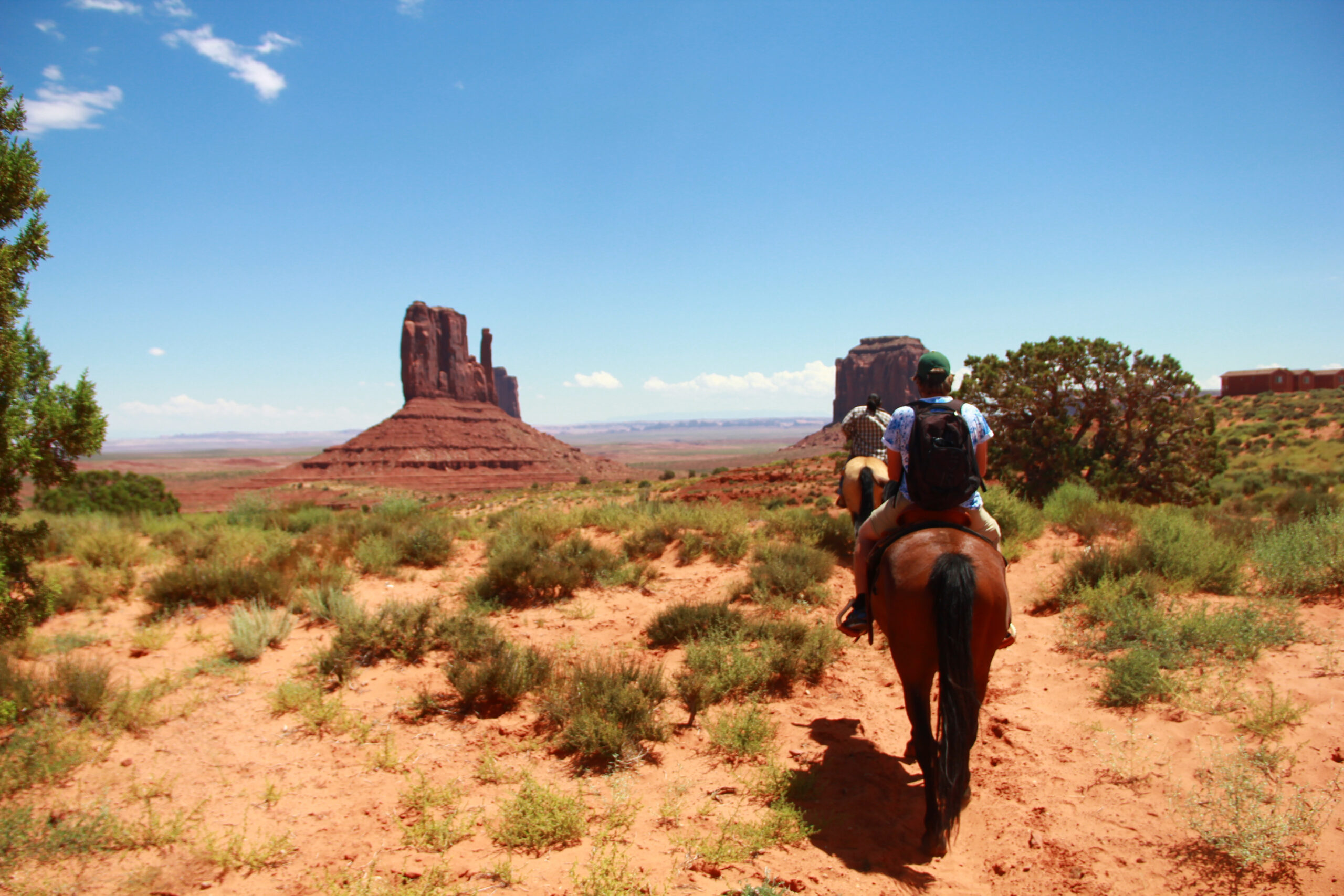 Te paard door Monument Valley